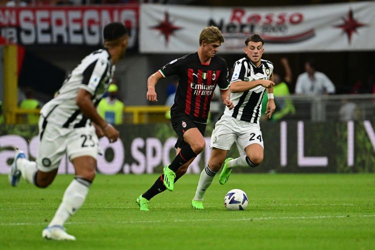 Gelandang AC Milan, Charles de Ketelaere, beraksi kontra Udinese pada laga perdana Serie A 2022-2023 di Stadion San Siro, AC Milan, Minggu (14/8/2022) dini hari WIB.