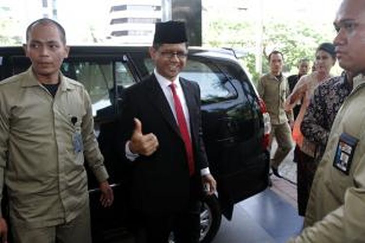 Pimpinan terpilih jilid IV Komisi Pemberantasan Korupsi (KPK) Laode Muhammad Syarif tiba di Gedung KPK, Jakarta Selatan, sebelum dilantik di Istana Negara, Senin (21/12/2015).