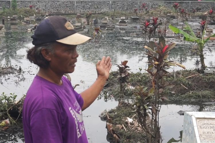 Ribuan makam di TPU Bojongsoang, Kabupaten Bandung, Jawa Barat rusak akibat tanggul penahan sungai Cikapundung jebol, Rabu (26/2/2025)