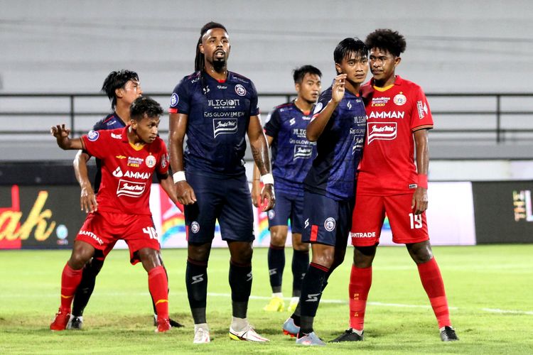 Pemain Arema FC Carlos Fortes dan Jayus Hariono dijaga ketat pemain Persija Jakarta saat pertandingan pekan 23 Liga 1 2021-2022 yang berakhir dengan skor 1-1 di Stadion Kapten I Wayan Dipta Gianyar, Sabtu (5/2/2022) malam.