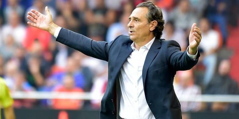 Reaksi Cesare Prandelli ketika memimpin Valencia dalam partai La Liga versus Barcelona di Stadion Mestalla, Valencia, 22 Oktober 2016.