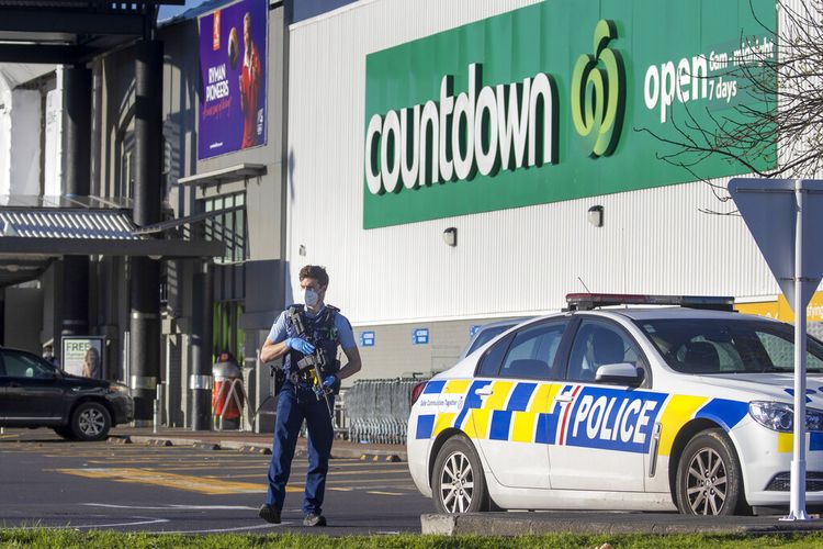 Polisi bersenjata berdiri di luar supermarket di Auckland, Selandia Baru, Sabtu, 4 September 2021. 