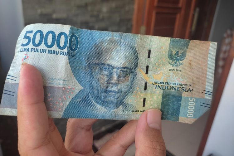 Ilustrasi uang. Besaran UMP Jatim 2025 telah ditetapkan naik sebesar 6,5 persen dan akan berlaku mulai  mulai 1 Januari 2025.