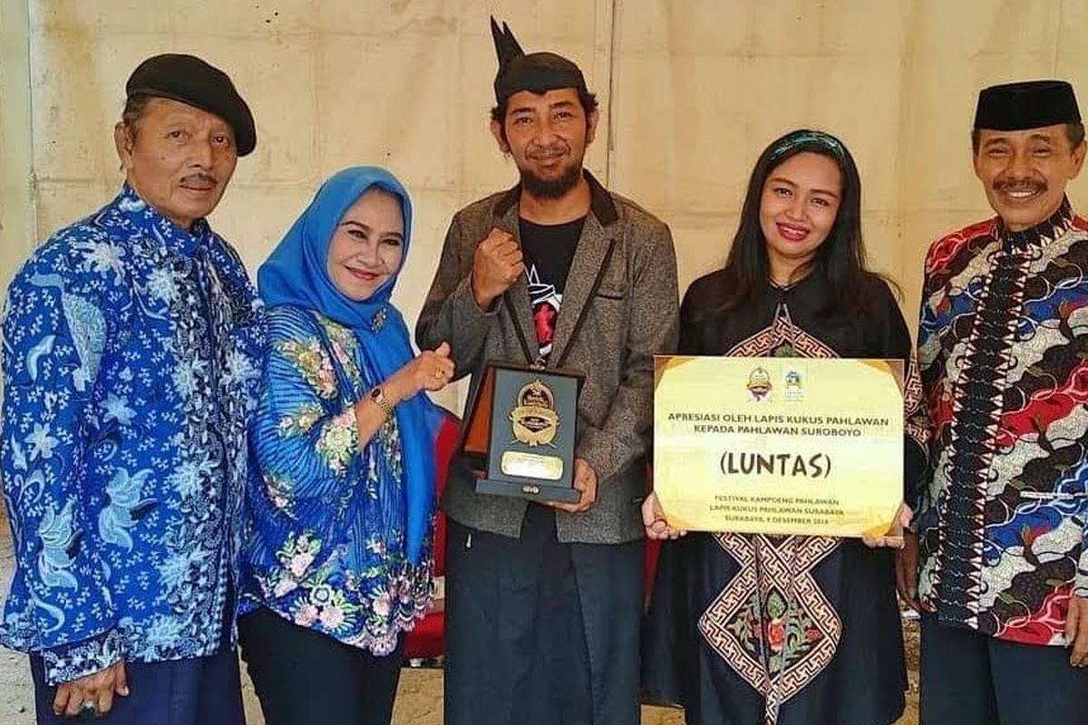 Seniman ludruk Surabaya, Cak Sapari berbaju biru dan mengenakan topi (Dokumentasi Republik Ludruk Indonesia)