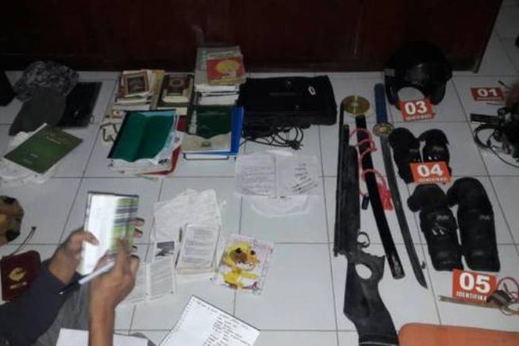 Sejumlah barang bukti yang diamankan Densus 88 dari rumah terduga teroris di Bima, Sabtu (17/6/2017)