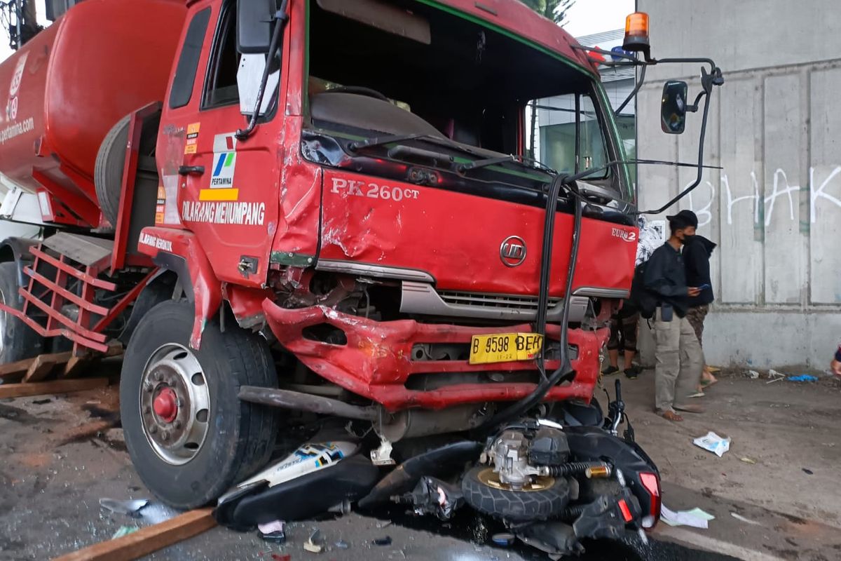 Truk BBM Pertamina terlibat kecelakaan maut di Jalan Raya Alternatif Cibubur atau Transyogi, wilayah Bekasi, Jawa Barat, Senin (18/7/2022). Truk Pertamina tersebut menabrak sejumlah motor dan mobil. Delapan pengendara motor tewas dalam kecelakaan yang diduga akibat rem truk blong.