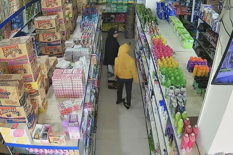 Seorang Perempuan terekam kamera menyimpan susu balita dibalik jilbab di Toko Bakti Jaya, Jalan Jalmak, Pamekasan, Jumat (11/7/2025)