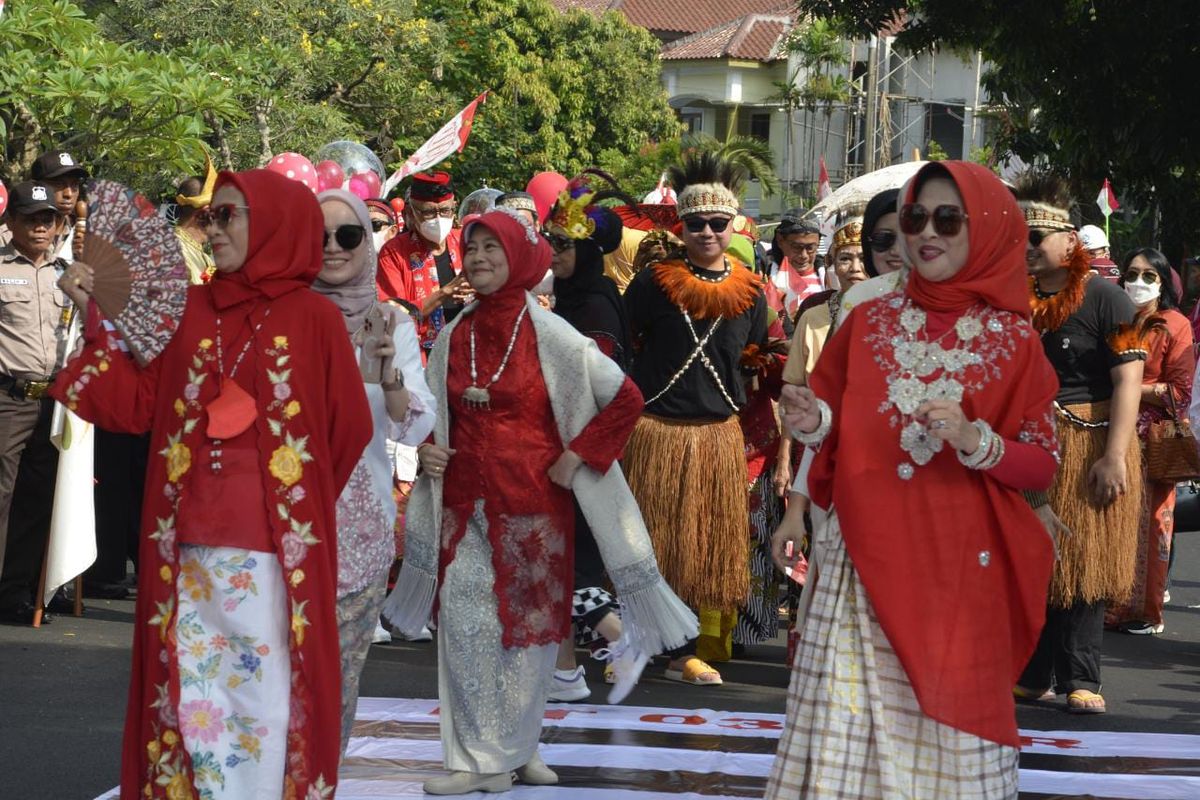 Warga Perumahan Tamansari Persada Raya di Kelurahan Jatibening, Kecamatan Pondok Gede, Kota Bekasi, Rabu (17/8/2022). Bak para remaja di Citayam Fashion Week, warga di perumahan tersebut melenggak-lenggok di atas terpal yang menyerupai sebuah trotoar sebagai bentuk perayaan HUT RI ke 77.