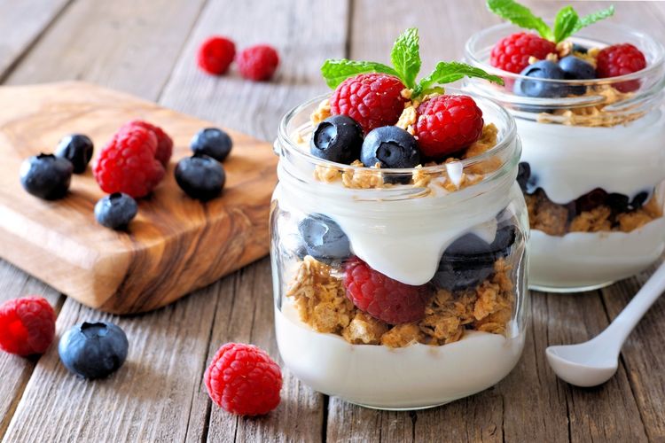 Ilustrasi parfait yoghurt dengan buah beri