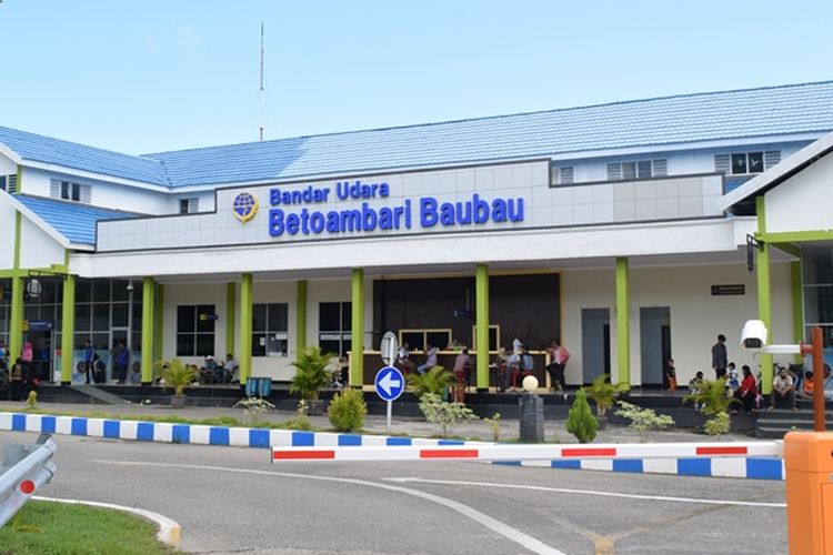 Bandara Betoambari, Kota Baubau, Sulawesi Tenggara, siap menjadi bandara penyangga destinasi wisata Wakatobi. Ini ditunjang dengan frekuensi penerbangan di Bandara Betoambari yang semakin meningkat setiap tahunnya.