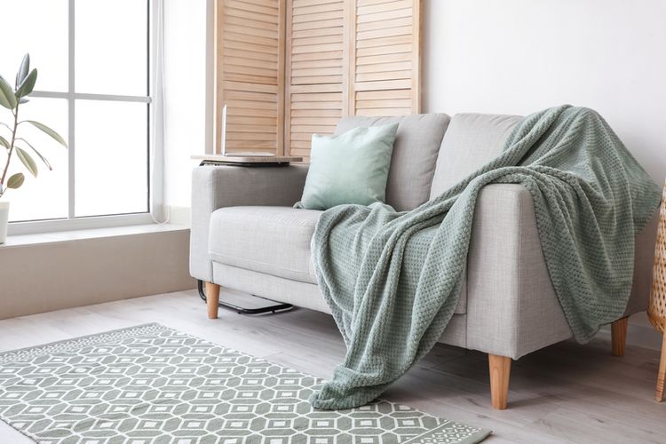 Ilustrasi selimut dan karpet yang bisa membuat suasana rumah lebih hangat