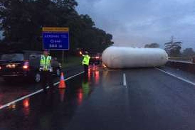 Petugas kepolisian Polres Bogor sedang mengevakusi truk tangki bermuatan gas (LPG) yang terguling di di KM 44 Jalur A Tol Jagorawi, Sabtu (3/9/2016).