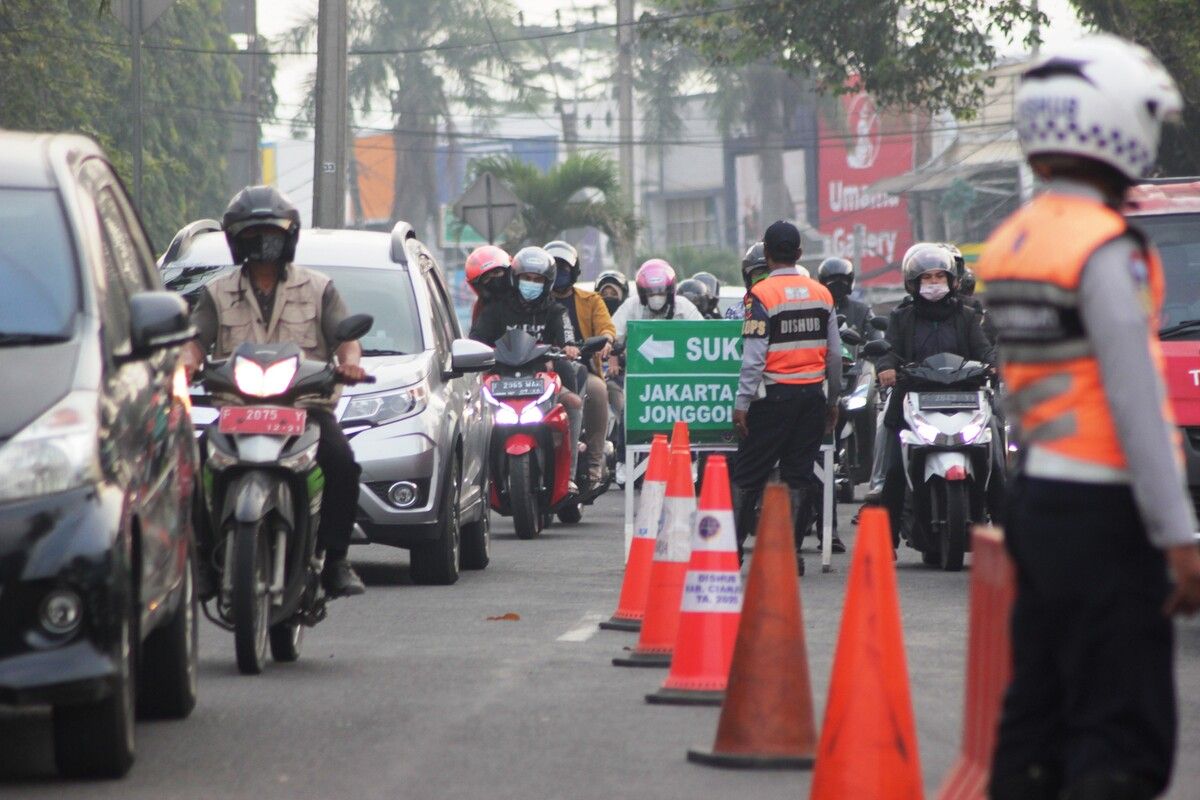 Situasi arus lalu lintas di kawasan bundaran tugu lampu Gentur Pos TMC Cianjur, Jawa Barat, saat pemberlakuan sistem ganjil genap jalur Puncak, Jumat (3/9/2021) petang.