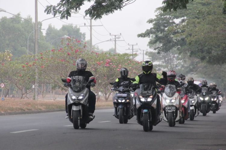 Touring sepeda motor