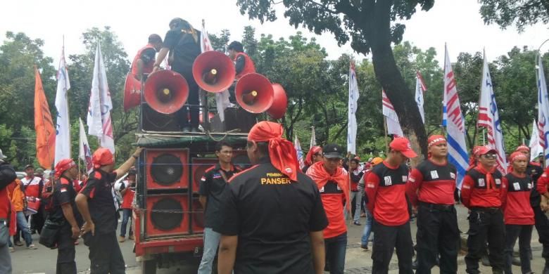 Kelompok buruh melakukan demo di depan Balai Kota DKI Jakarta, Jalan Medan Merdeka Selatan, Kamis (27/10/2016). 