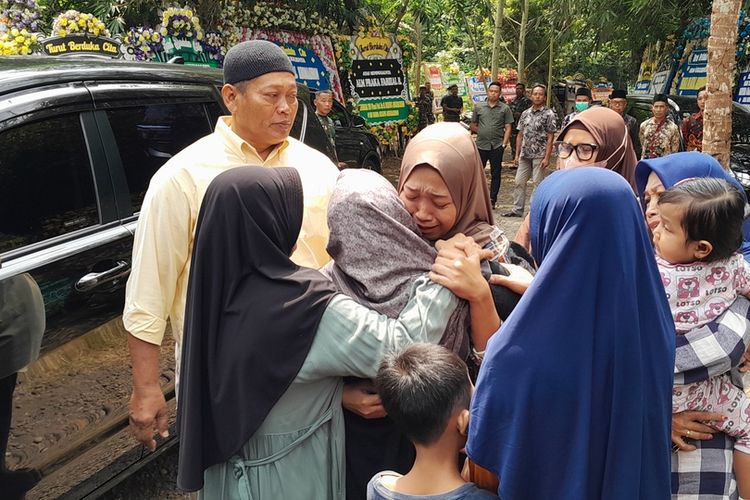 Tangis Pecah Sambut Kedatangan Istri Praka Farizal di Rumah Orangtuanya di Kulon Progo