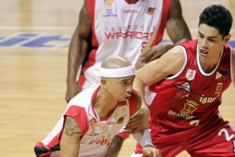 Pemain Indonesia Warriors, Mario Wuysang berusaha melewati pemain Philippine San Miguel pada lanjutan Asean Basketball League (ABL) Season 4 saat melawan di Britama Arena, Kelapa Gading, Jakarta Utara, Jumat (11/1/2013).