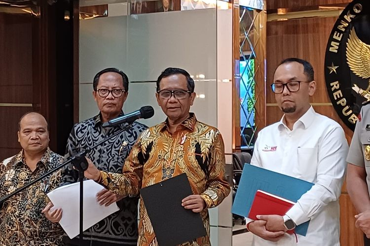 Menteri Koordinator Bidang Politik Hukum dan Keamanan (Menko Polhukam) Mahfud MD bersama Satgas TPPU di kantornya di kawasan Jakarta, Senin (11/9/2023).