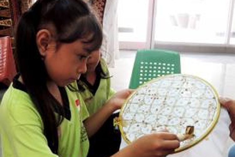 Kegiatan membatik di Kid's Corner Museum Nasional, Jakarta, untuk memperkenalkan batik sebagai warisan budaya yang diakui dunia. 