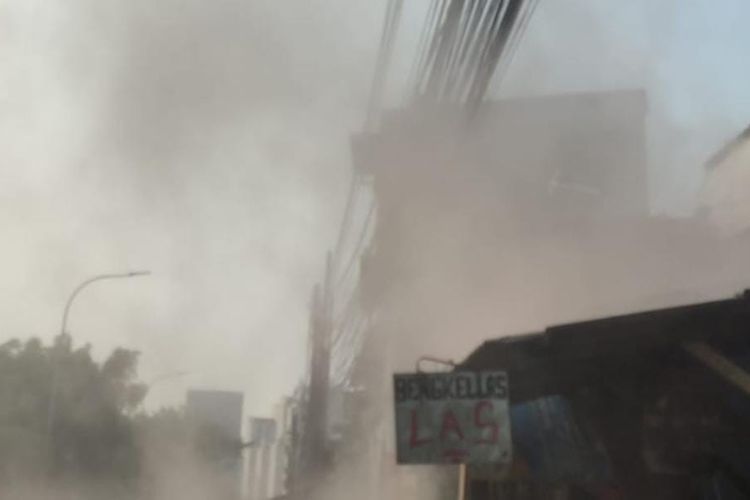 Foto istimewa Sudin Gulkarmat Jakarta Pusat, kabel udara PLN yang terbakar di kawasan Utan Panjang, Kemayoran, Jakarta Pusat terbakar pada Jumat (26/5/2023) sore. 