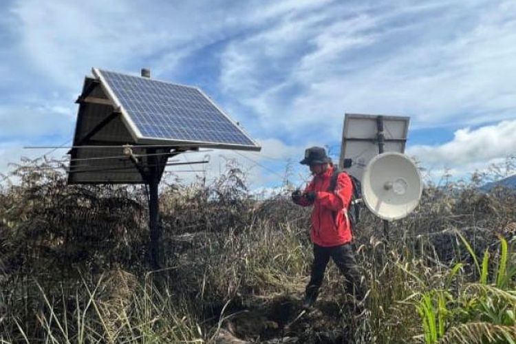 Petugas memeriksa secara langsung alat pemantauan aktivitas Gunung Sinabung di Desa Sigarang-garang, Kecamatan Namen Teren, Kabupaten Karo, Sumatera Utara yang terbakar. 