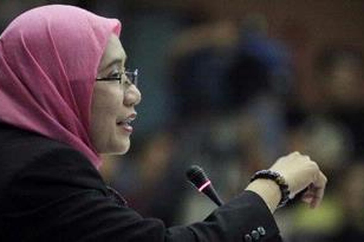 Anggota KPU Andi Nurpati Baharuddin menjawab berbagai tuduhan yang dilontarkan oleh anggota Badan Pengawas Pemilu saat sidang kode etik di Gedung KPU, Jalan Imam Bonjol, Jakarta, Selasa (29/6/2010). Sidang diketuai oleh Jimly Asshidiqie, mengagendakan keterangan Andi terkait kasus Pilkada Kabupaten Toli-Toli serta keterkaitan dirinya sebagai pengurus Partai Demokrat. 