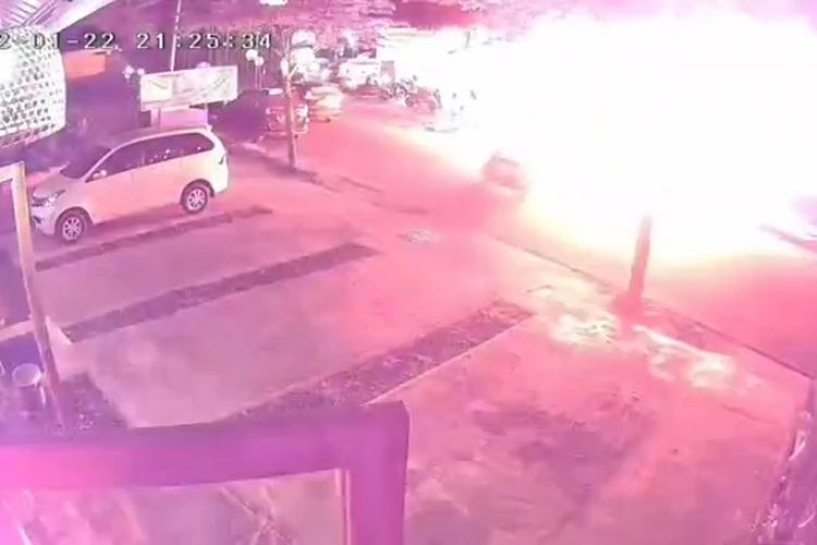 Foto : Sreenshot video ledakan di Labuan Bajo, Kabupaten Manggarai Barat, NTT, pada Sabtu malam.