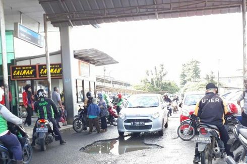 Warga Keluhkan Jalan Rusak di Area Stasiun Depok Baru