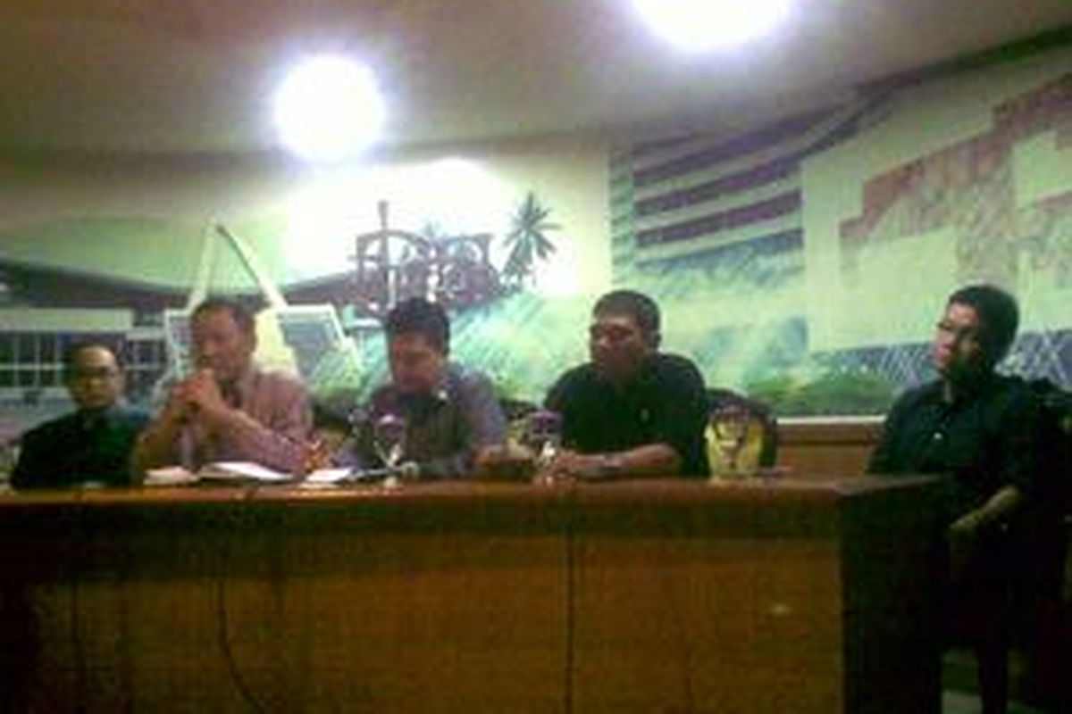 Diskusi bertajuk 'Menakar Dampak Perseteruan KPK dan Polri' di Gedung DPR RI, Senin (2/11), menghadirkan (kiri-kanan) pengamat politik Yunarto Wijaya, AMIR SYAMSUDDIN Ketua DPP bidang hukum Partai Demokrat Amir Syamsuddin, politisi PPP Ahmad Yani, politisi PKS Nasir Jamil dan pengamat hukum Irman Putra Sidin.