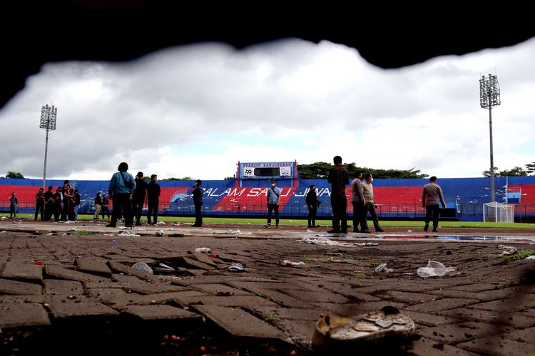 Sejumlah pihak sedang melakukan pengecekan pasca Tragedi Kanjuruhan di Stadion Kanjuruhan Kepanjen, Kabupaten Malang, Kamis (13/9/2022) siang.