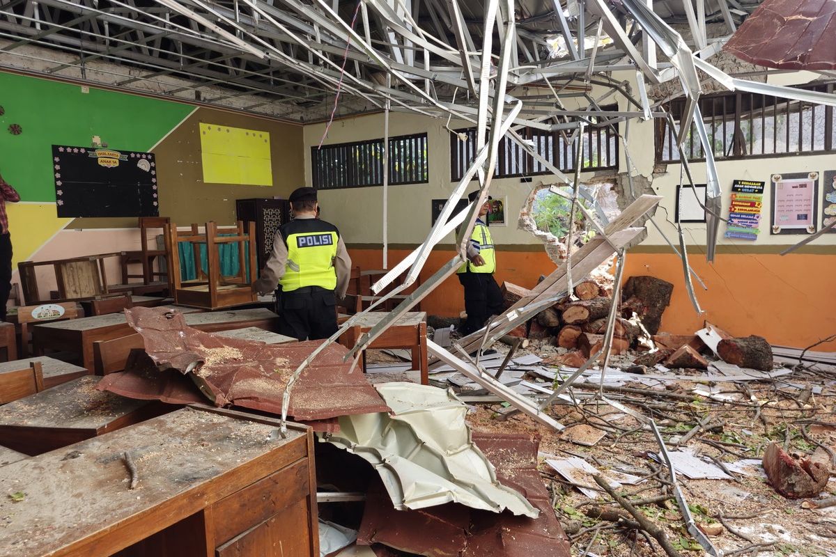 pohon tumbang SDN Sendangmulyo rusak atap kelas 1A Tembalang