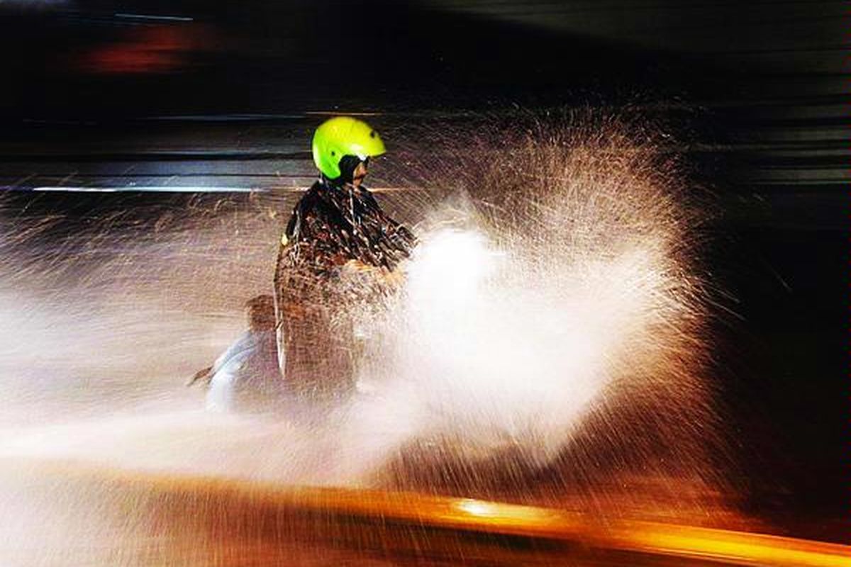 Pengendara motor melintas di genangan air setinggi lebih dari 15 sentimeter di Jalan Sultan Agung, Jakarta Selatan, Rabu (3/10). Genangan air itu timbul setelah kawasan tersebut diguyur hujan lebat.