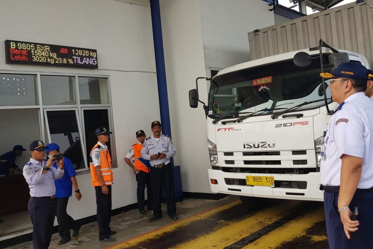 Petugas Kementerian Perhubungan melakukan pemeriksaan angkutan logistik yang kelebihan muatan dan kelebihan dimensi di jembatan timbang
