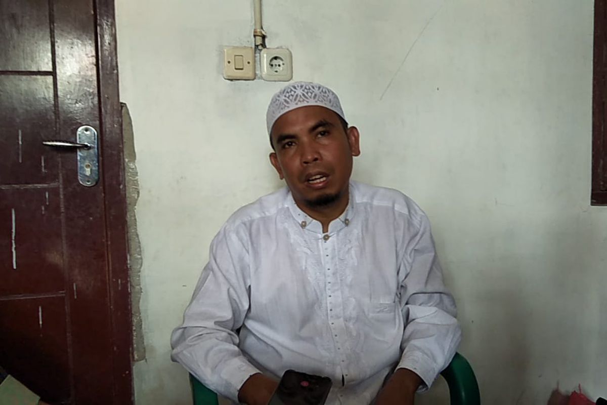 Ahmad Yasin, pengemudi yang selamat dari maut setelah mobil yang dikendarainnya tertabrak kereta commuter line di palang pintu kereta di jalan Rawa Geni, Ratujaya, Cipayung, Depok, pada Rabu (20/4/2022) pagi.