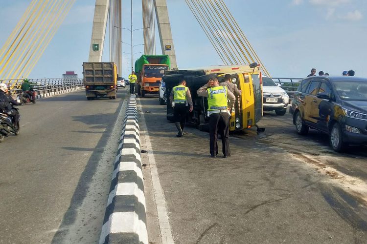 Anggota Satlantas Polresta Pekanbaru melakukan olah TKP pada kasus kecelakaan lalu lintas yang menewaskan satu orang penumpang, di Jembatan Siak IV, Pekanbaru, Riau, Rabu (12/6/2024).