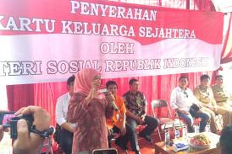 Menteri Sosial Khofifah Indar Parawansa, Selasa (1/12/2015), membagikan Kartu Keluarga Sejahtera di Tanjung Duren, Jakarta Barat.