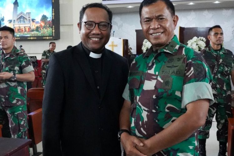 Kasdam XVI Pattimura, Brigjen TNI Stepanus Mahuri berfoto bersama seorang pendeta usai acara doa bersama menyongsong Hari Ulang Tahun (HUT) Kodam ke-23 Kodam Pattimura di Gereja Maranatha Ambon, Jumat (13/5/2022) kemarin