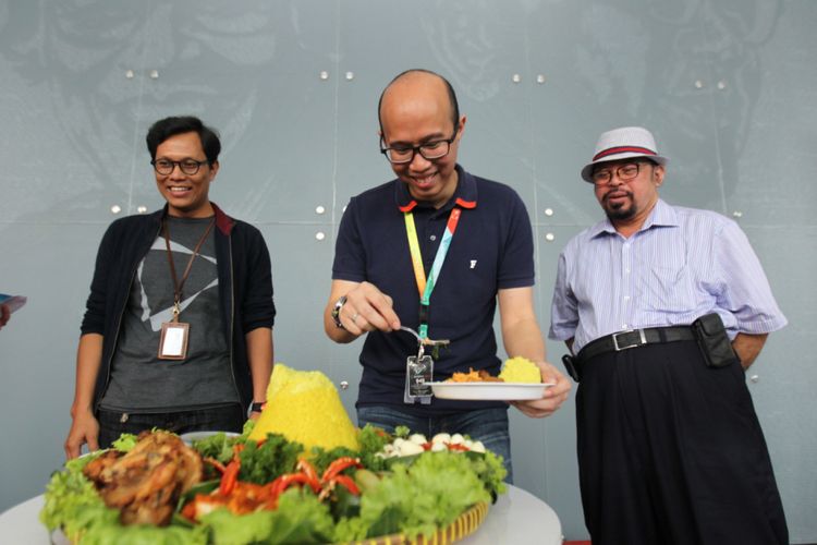 CEO Group of Media Kompas Gramedia, Andy Budiman (tengah) saat memotong tumpeng HUT Ke-22 Kompas.com disaksikan oleh Pemimpin Redaksi Kompas.com Wisnu Nugroho (kiri) dan mantan Direktur Utama PT Kompas Cyber Media yang juga Pemimpin Redaksi Kompas Cyber Media era 1998-2007, Ninok Leksono. Perayaan HUT Kompas.com digelar di Menara Kompas, Jakarta, Kamis (14/9/2017).