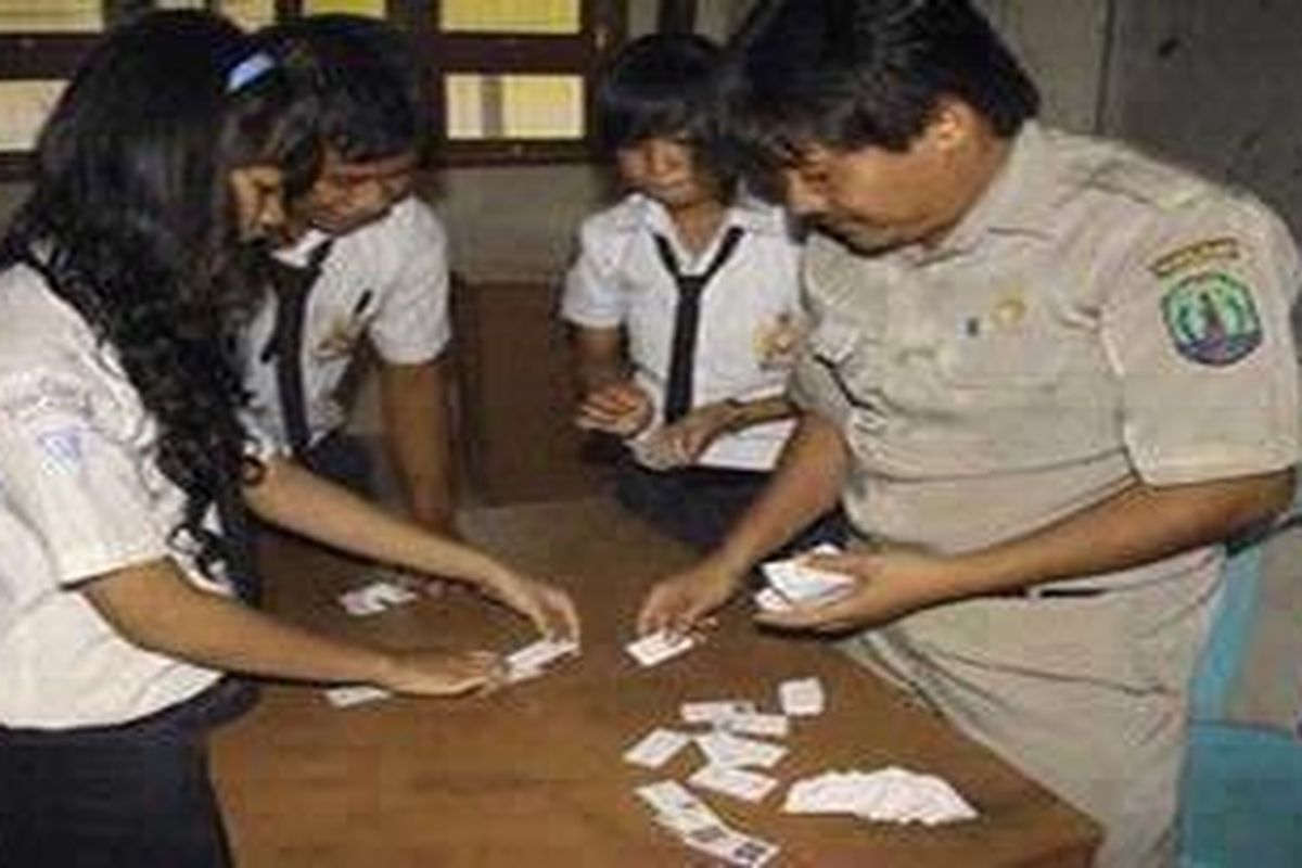 Ilustrasi: Janji pemerintah untuk menyalurkan tunjangan profesi tepat waktu tiap bulan mulai 2010 ternyata belum juga terbukti. 