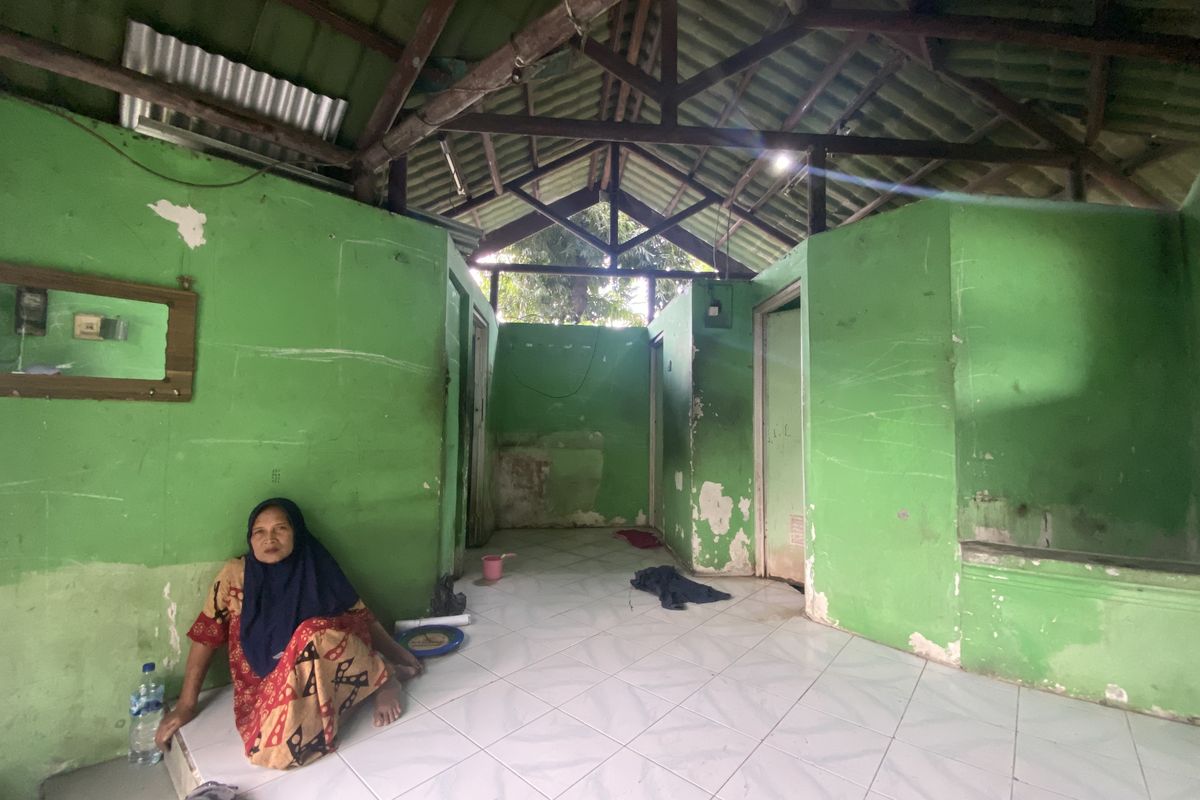 Tumini (47) saat menjaga ponten umum di Taman Lumumba, Surabaya, Jumat (4/7/2025)
