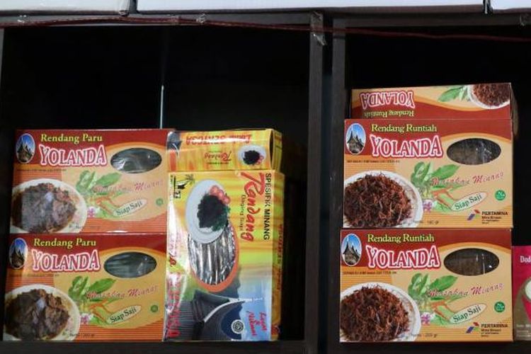 Salah satu tempat yang menyediakan oleh-oleh rendang dapat ditemui di Bandara Internasional Minangkabau.