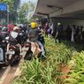 Terjebak Kerumunan Pedemo di DPR, Sejumlah Pemotor Terobos dan Lindas Tanaman di Flyover Ladokgi