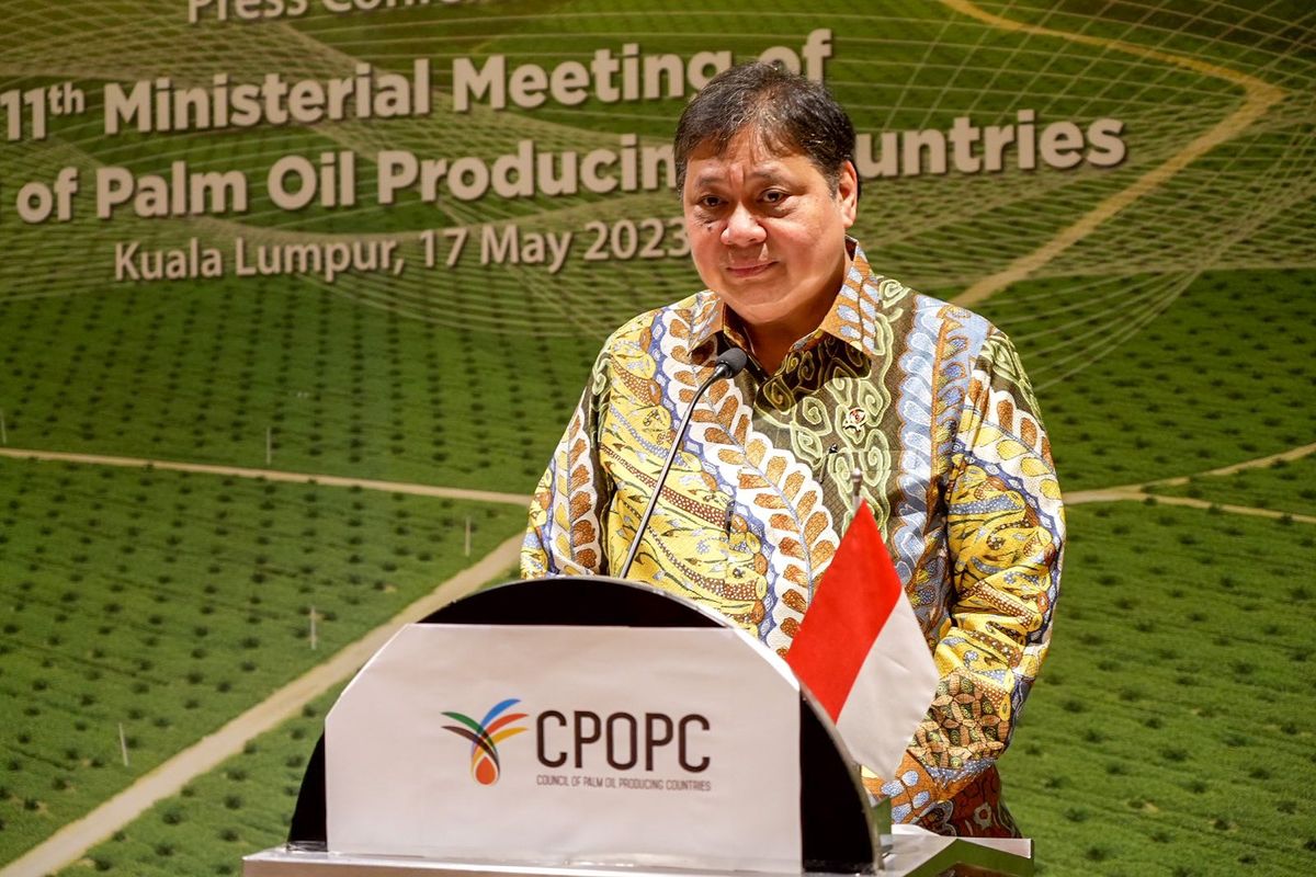 Menteri Koordinator Bidang Perekonomian (Menko Perekonomian) Airlangga Hartarto hadir dalam Pertemuan Menteri Council of Palm Oil Producing Countries (CPOPC) ke-11 yang berlangsung pada di Kuala Lumpur, Malaysia, Rabu (17/5/2023). 
