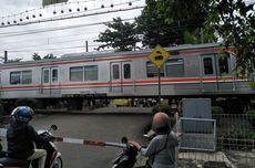 Pelintasan Rel Stasiun Pondok Cina Melengkung, Warga: Enggak Kelihatan Kereta Datang