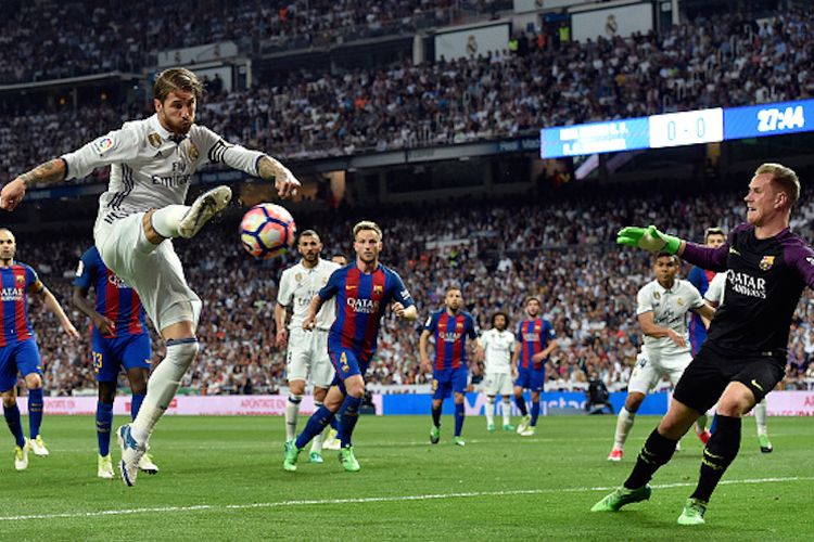 Kapten Real Madrid, Sergio Ramos, mencoba menaklukkan kiper Barcelona, Marc-Andre Ter Stegen, pada pertandingan El Clasico di Stadion Santiago Bernabeu, Minggu (23/4/2017). 
