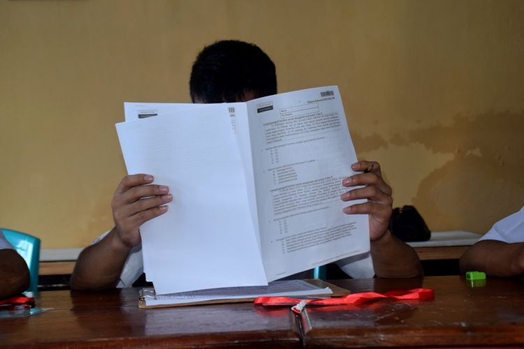 Empat orang siswa SMU yang berinisial, FN, YD, SA dan AB terpaksa mengikuti ujian pelaksanaan Ujian Nasional SMU di Lembaga Pemasyarakatan (Lapas) Kelas IIA Kota Baubau, Sulawesi Tenggara.  