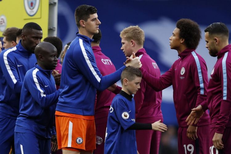 Thibaut Courtois dan Leroy Sane bersalaman jelang Chelsea vs Man City pada ajang Premier League di Stamford Bridge, 30 September 2017.