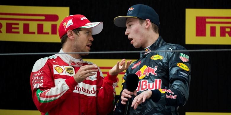 Pebalap Ferrari asal Jerman, Sebastian Vettel (kiri), berdiskusi dengan pebalap Red Bull asal Rusia, Daniil Kvyat, di atas podium Sirkuit Internasional Shanghai setelah menyelesaikan balapan GP China, Minggu (17/4/2016). Vettel finis kedua, Kvyat ketiga.