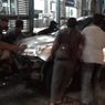Hindari Motor Lawan Arus, Mobil CRV Tabrak Halte Transjakarta di Jatinegara