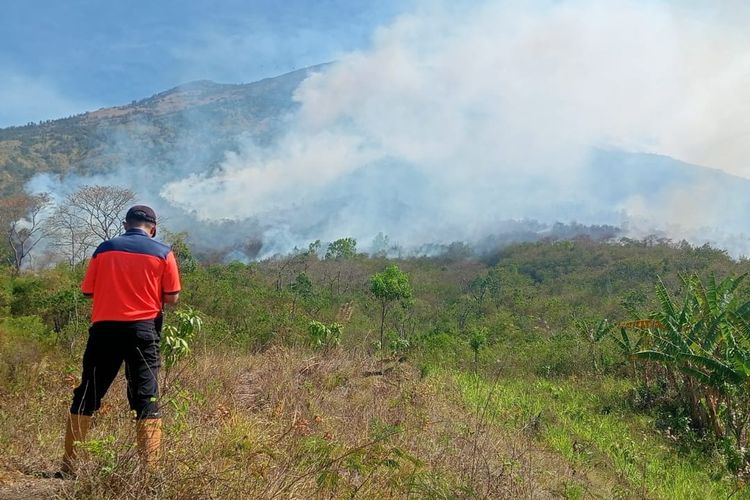 Kepulan asap kebakaran lahan di lereng Gunung Agung, Kabupaten Karangasem, Provinsi Bali, Rabu (27/9/2023). 